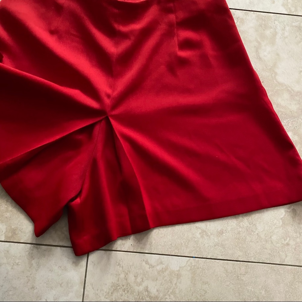 Red shorts - Picture 3 of 9